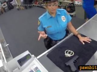 Politie officier pawns haar poesje n geneukt