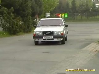 Rubia alemana es follada en coche lavado