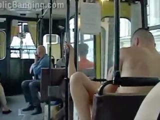 Ακραίο δημόσιο x βαθμολογήθηκε συνδετήρας σε ένα πόλη λεωφορείο με όλα ο passenger κοιτώντας ο ζευγάρι γαμώ