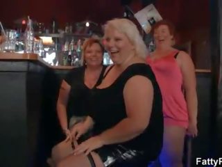 Величезний титьки товстушка мати веселощі в в бар