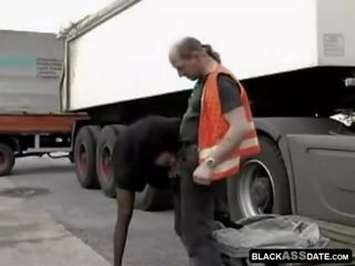Czarne streetwalker ujeżdżanie na dojrzała truck kierowca na zewnątrz