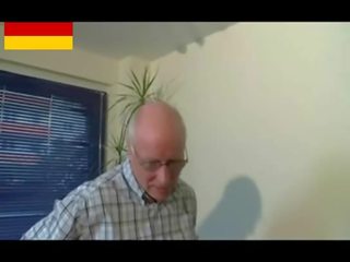 Jerman kakek prepares muda kekasih terangsang