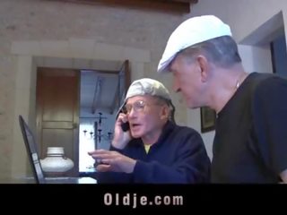 Retired oldmen майната и сподели две тийнейджъри