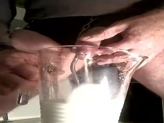 Piens ievadīšana uz peter un sperma