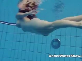 Redheaded lepota plavanje goli v na bazen
