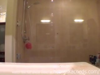 Ερασιτεχνικό κολλέγιο έφηβος/η filming τον εαυτό της μαλακία showering ξυρίζοντας