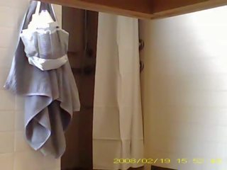 Spionage charmant 19 jaar oud ms showering in slaapzaal badkamer