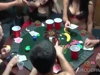Xxx filma pokers spēle pie koledža kopmītnes istaba ballīte