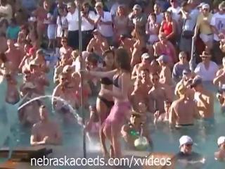 Groovy telo tekmovanje pri bazen zabava key zahod