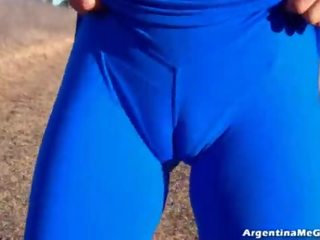 Impressionante corpo giovanissima, mostra spento su un sporco strada! g-stringa culo