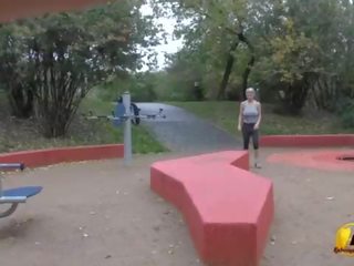 Jump e running nudo in pubblico parco da katerina-hartlova