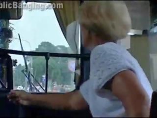 Pakvaišęs daring viešumas autobusas nešvankus video veikla į priekis apie amazed passengers ir svetimi iki a pora su a žavus meilužis ir a bloke su didelis velenas daro a čiulpimas ir a makšties santykiai į a vietinis transportation