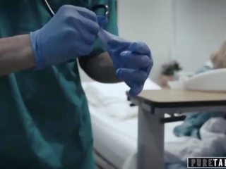 Pur tabu pervers medical om dă adolescenta pacient vagin examen