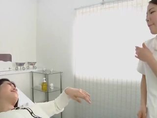 Japonesa lesbianas sedusive spitting masaje clínica subtitulado