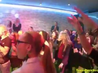 Putz e çmendur vajzat expose fvml strippers në festë