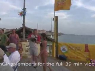 Normal spring pause bikini wettkampf drehungen in wild ausgeflippt dreckig klammer zeigen
