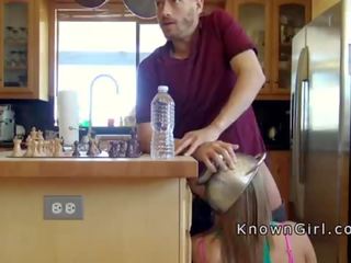 Szőke cheater szopás manhood -ban a konyha