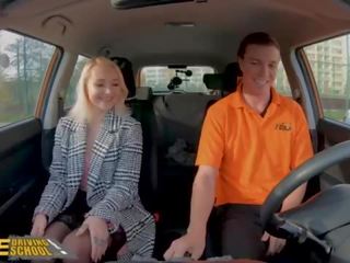 Фалшив driving училище блондинки мерилин захар в черни чорапогащи възрастен филм в кола